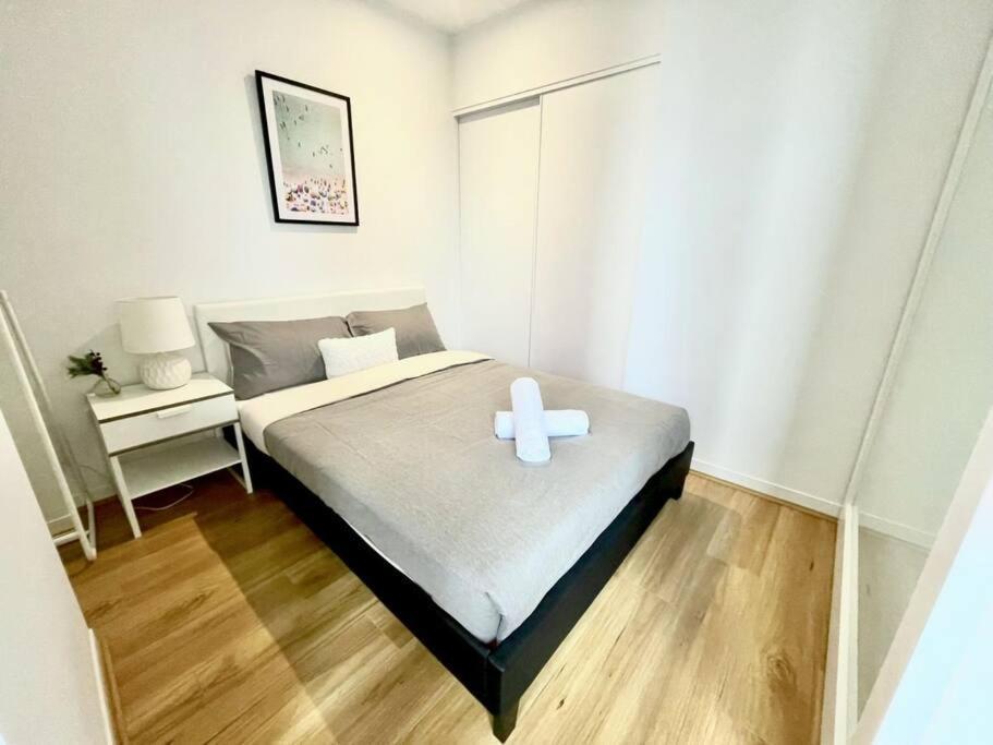 Contemporary 2-bed In Cbd Apartment