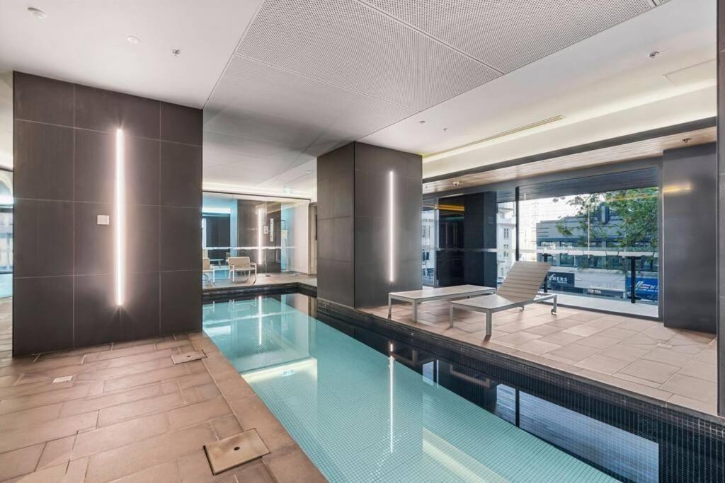 Contemporary 2-bed In Cbd Apartment